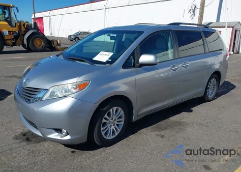 2014 Toyota Sienna Xle V6 8 Passenger z USA, uszkodzony, nr VIN 5TDYK3DC0ES486316
